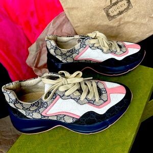 WMNS) Gucci Rhyton Beige/Blue  Monogram' 692902-UIQ30-1061
